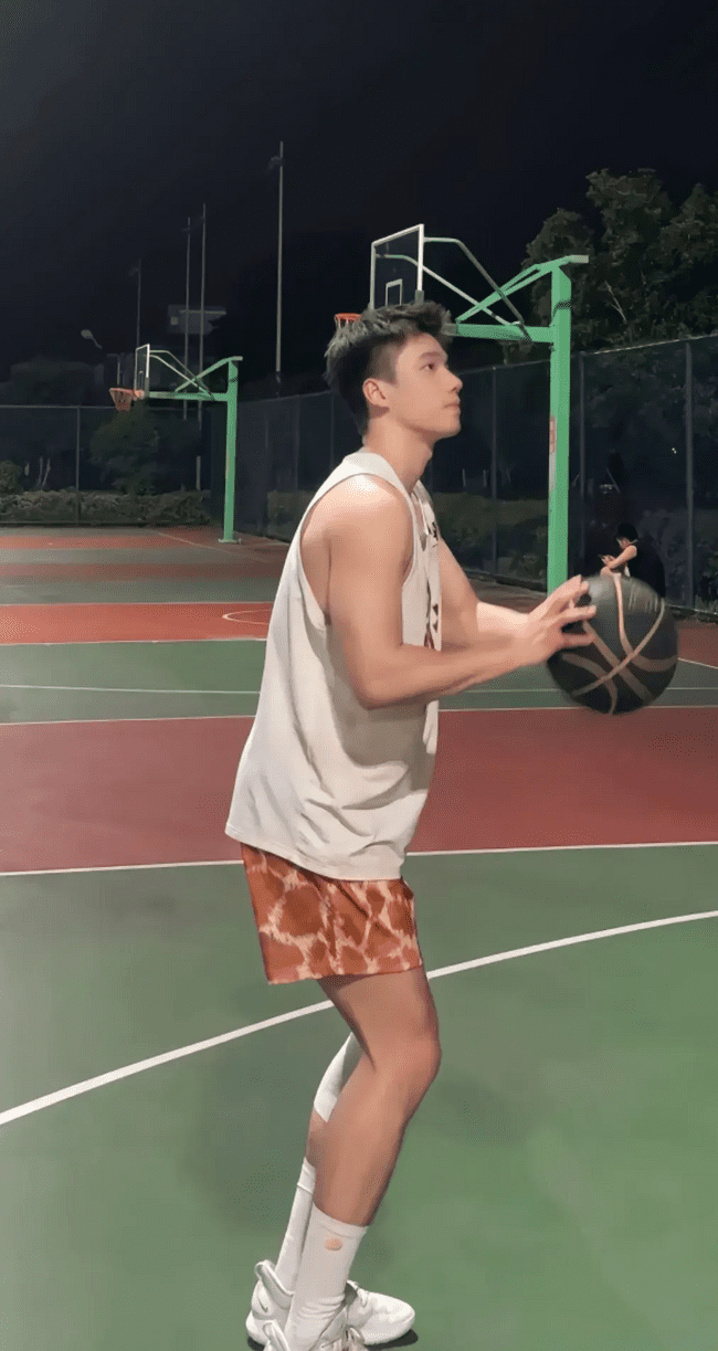 23 岁篮球体育生，让人无法抗拒的完美男友 