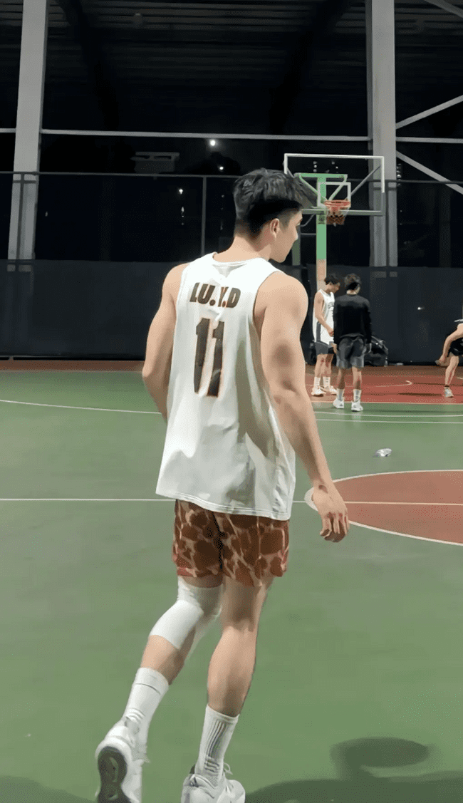 23 岁篮球体育生，让人无法抗拒的完美男友 