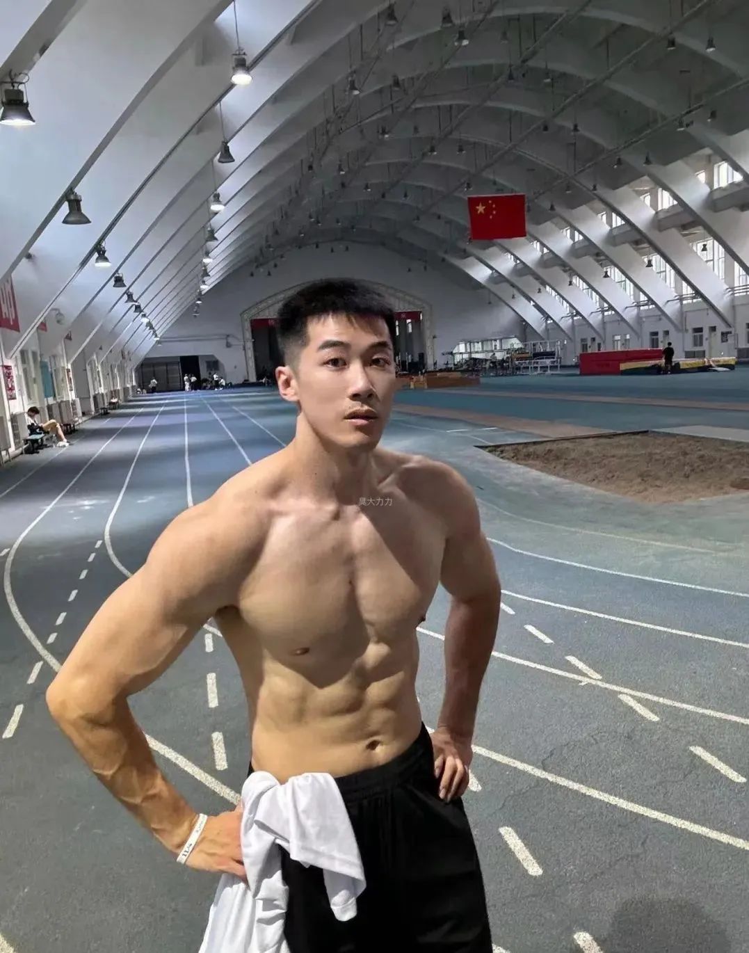 19cm 洗澡肌肉帅哥自拍私照流出，居然不打码！