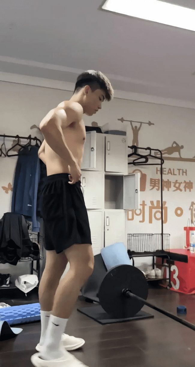 23 岁篮球体育生，让人无法抗拒的完美男友 