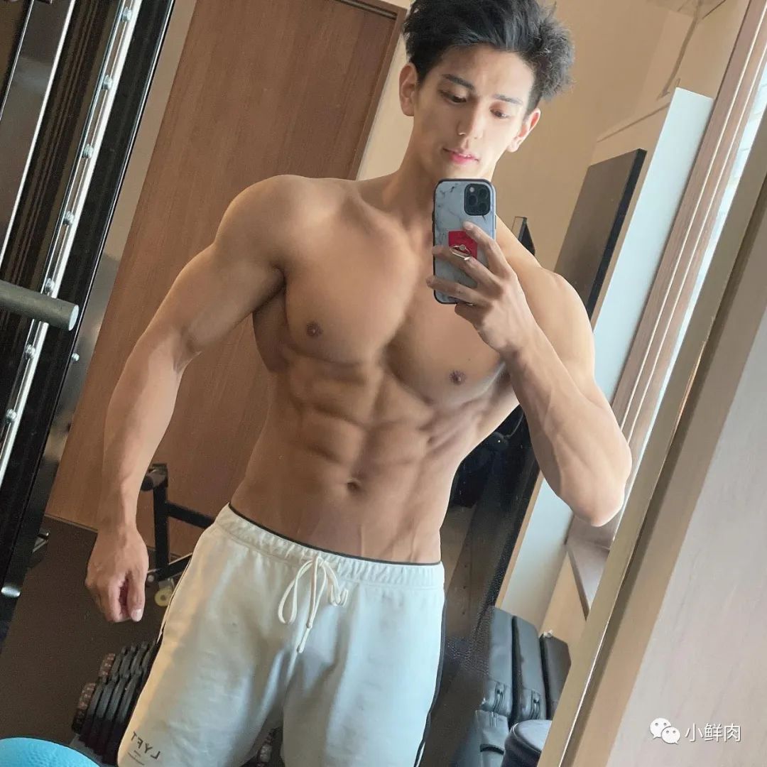推特网红肌肉爸爸私教课卖五百，约的都是男顾客值吗？