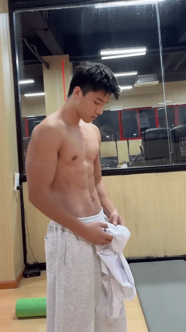 23 岁篮球体育生，让人无法抗拒的完美男友 