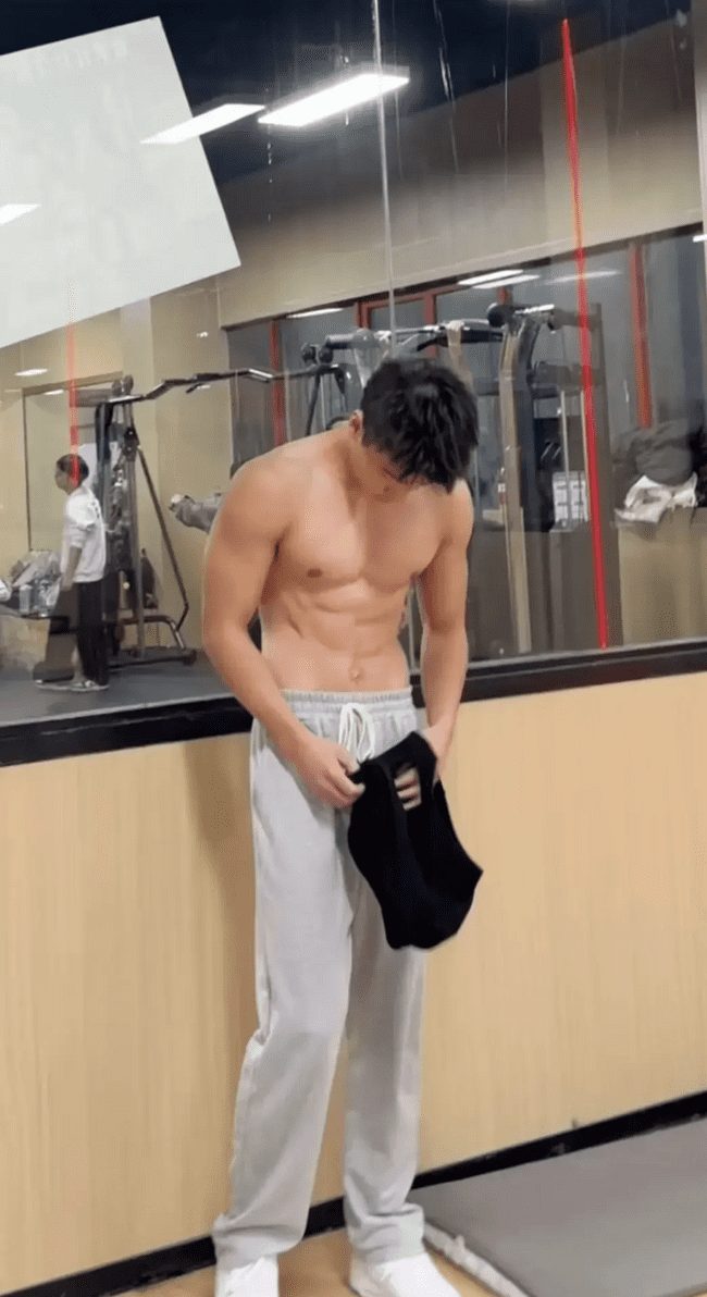 23 岁篮球体育生，让人无法抗拒的完美男友 