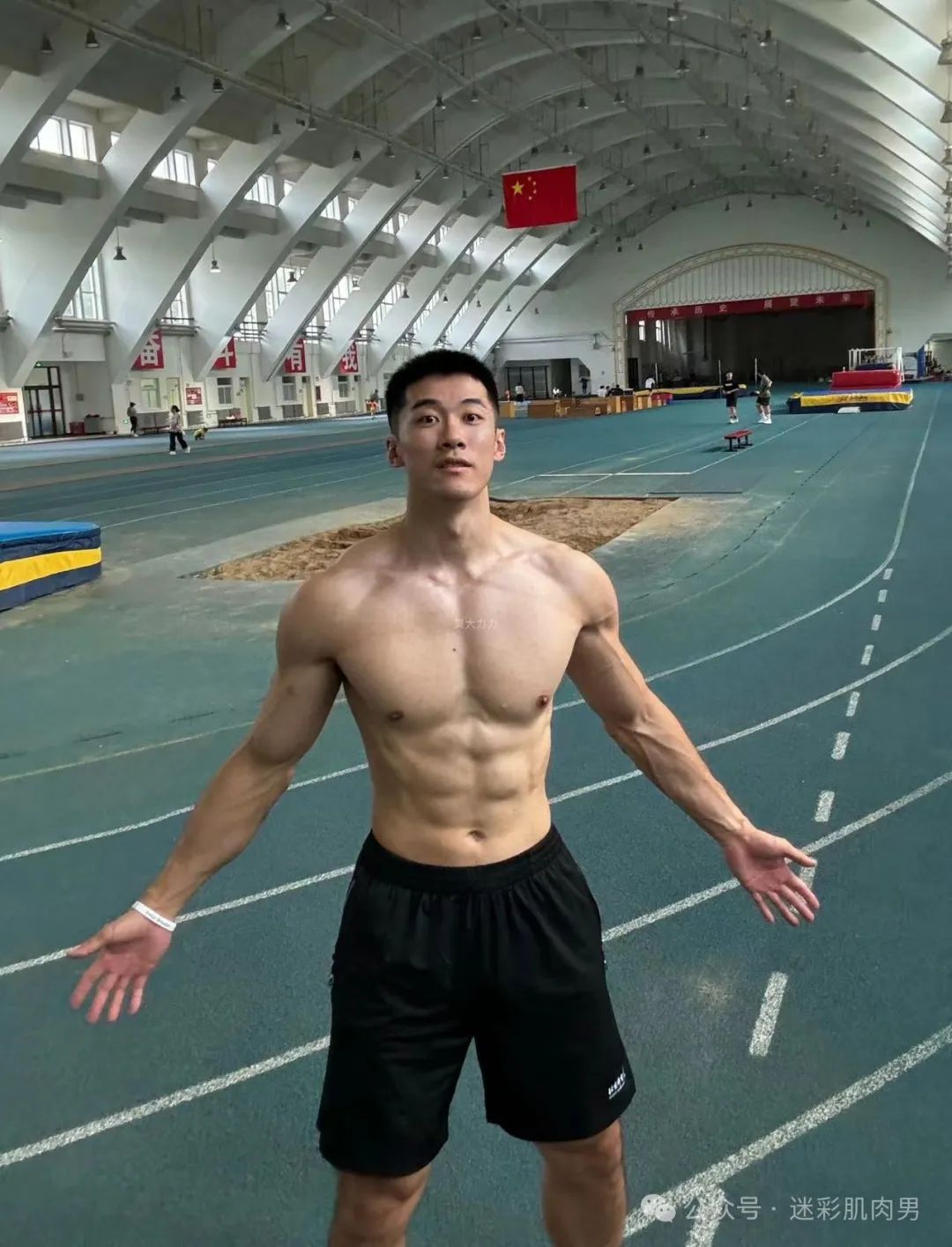  洗澡间自拍私照流出的翘臀男居然是他？不打码爆棚了！
