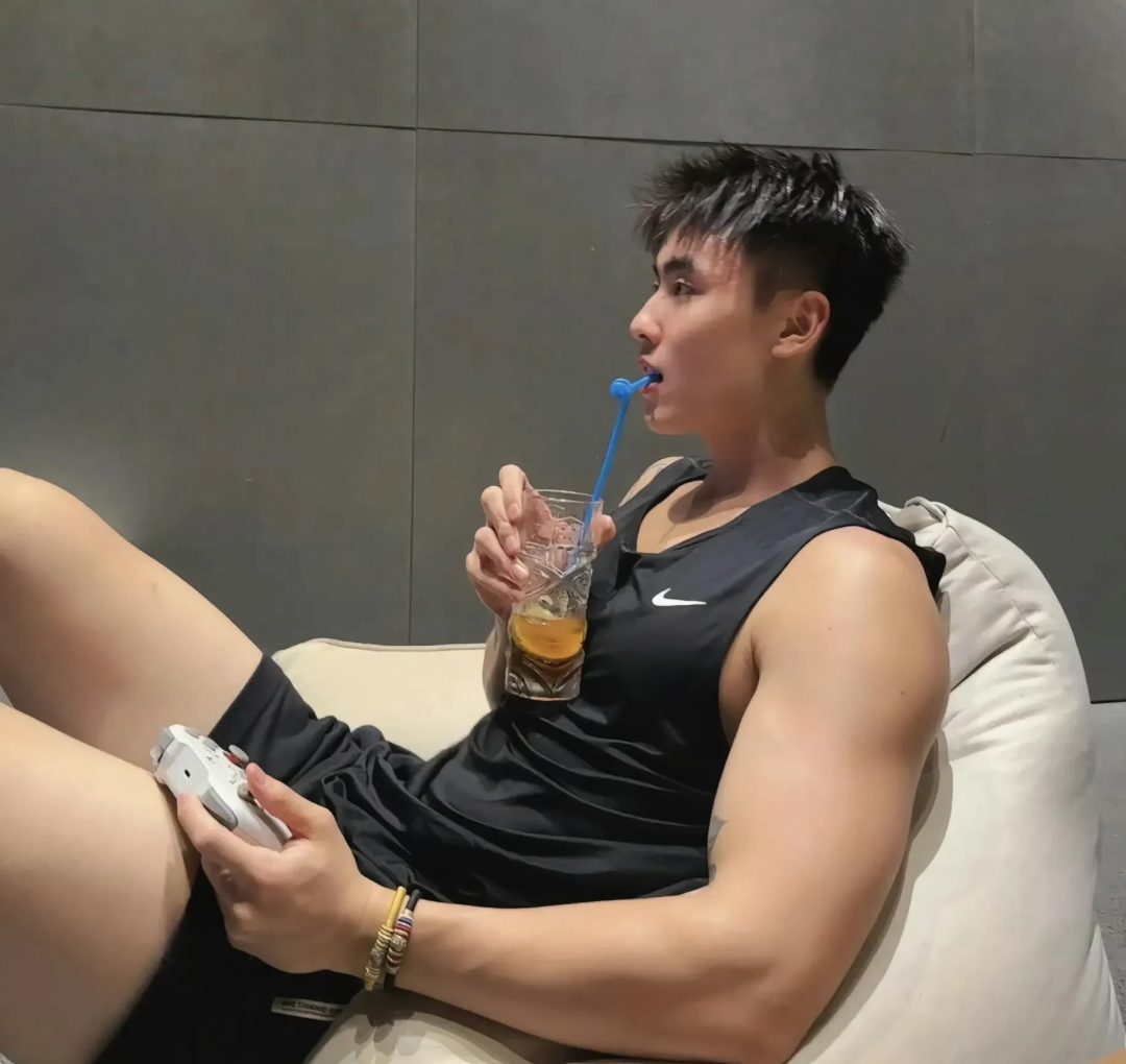  白嫩大长腿体育生在喝水，男朋友视角 