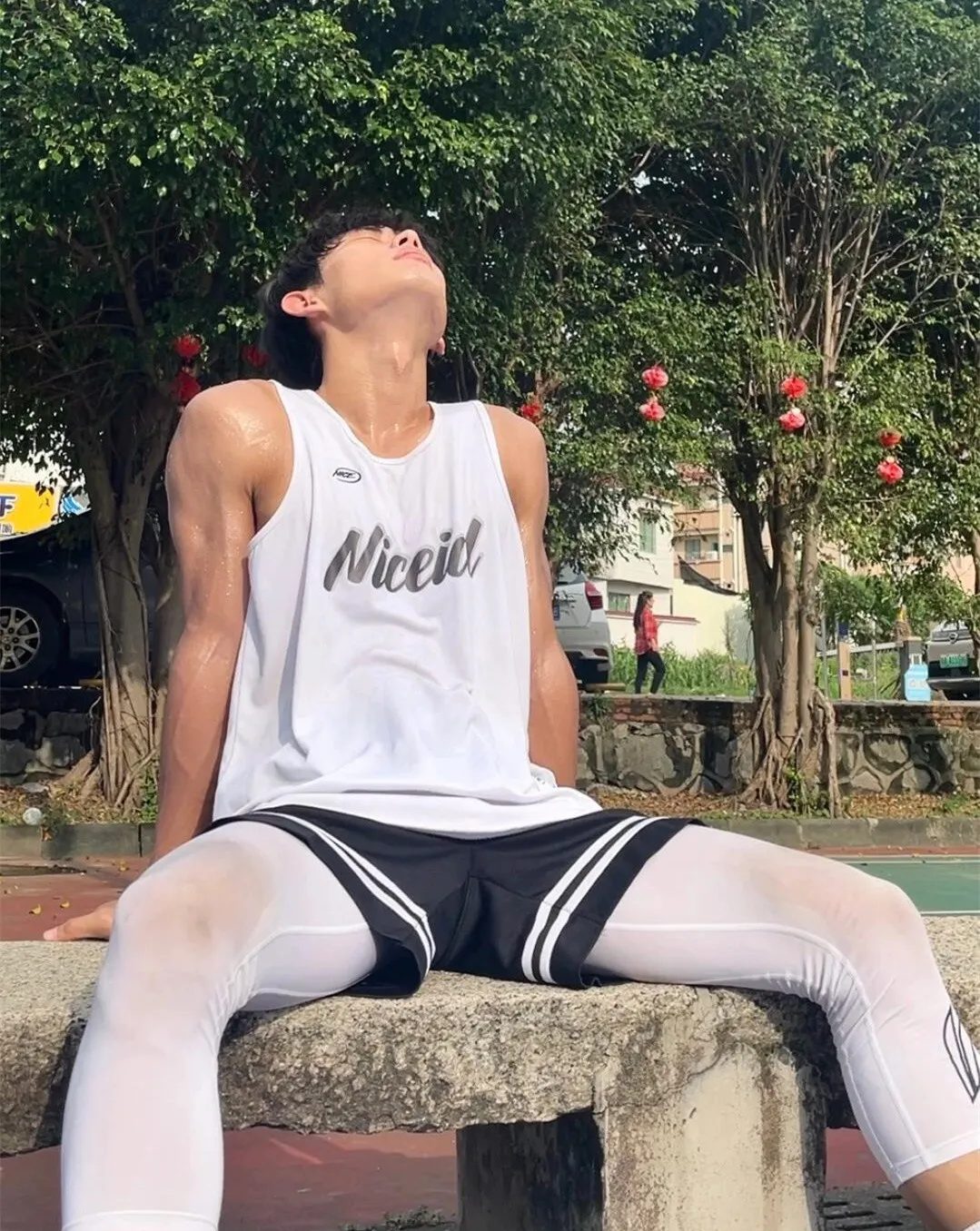 180cm 大汗淋漓的篮球体育生，八块腹肌居然湿了 