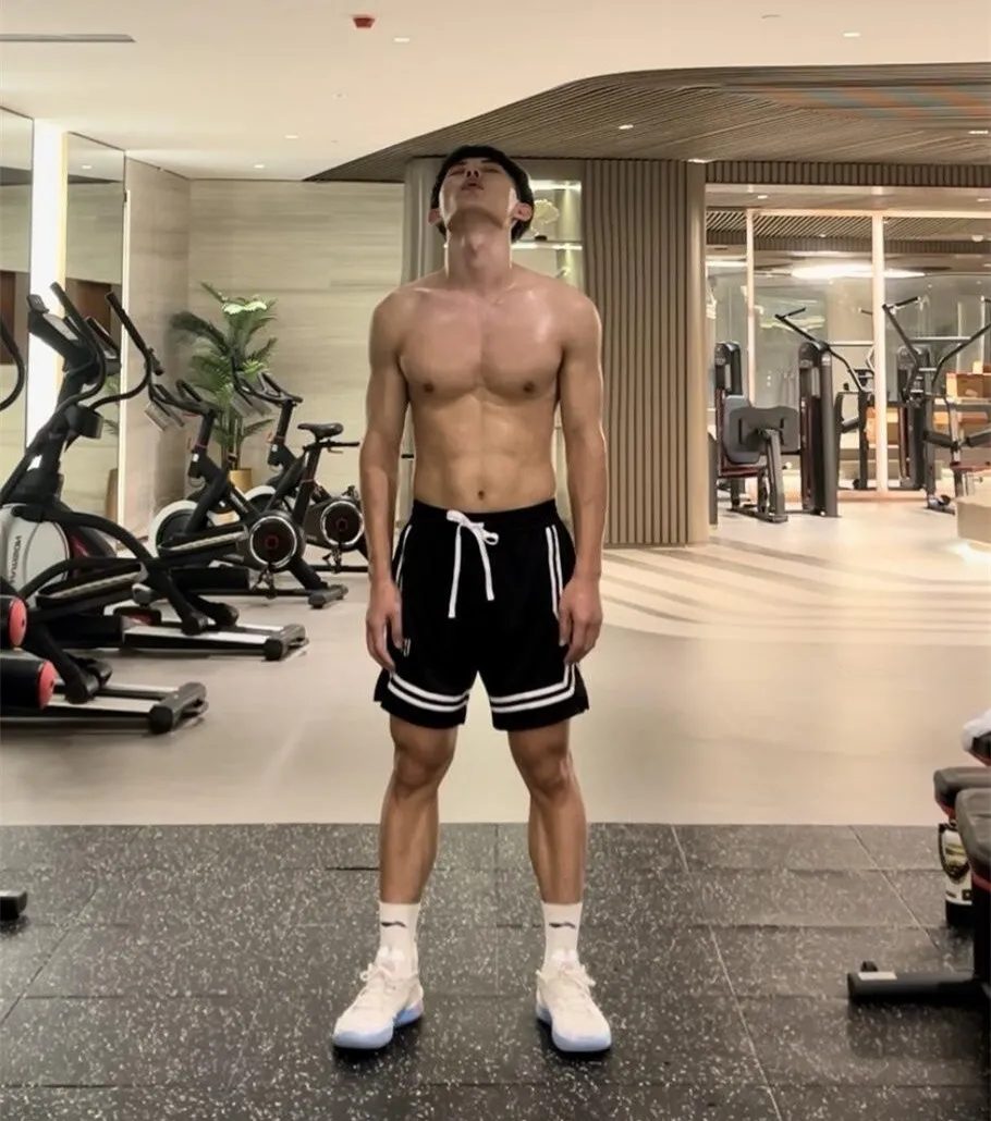180cm 大汗淋漓的篮球体育生，八块腹肌居然湿了 