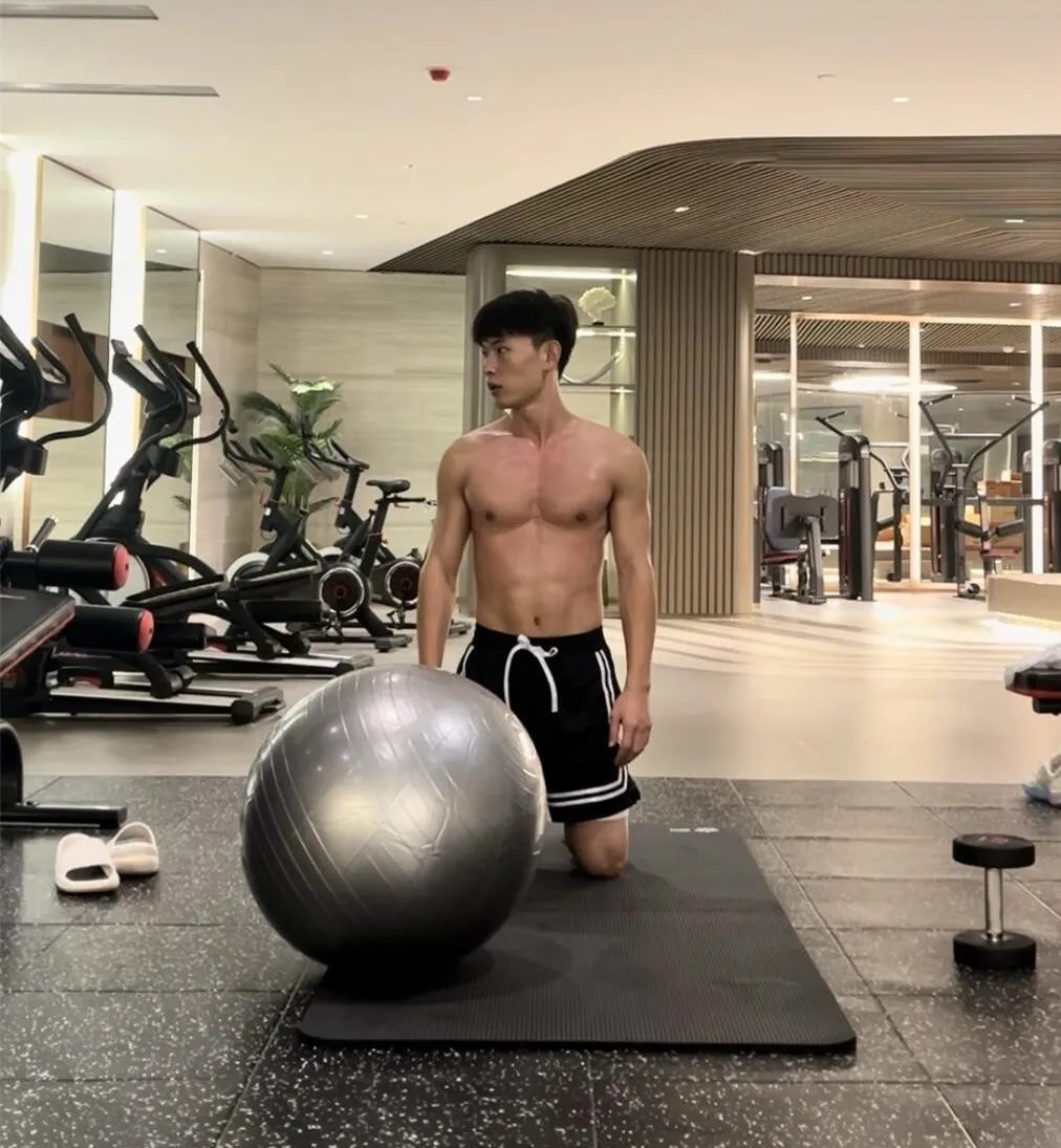 180cm 大汗淋漓的篮球体育生，八块腹肌居然湿了 