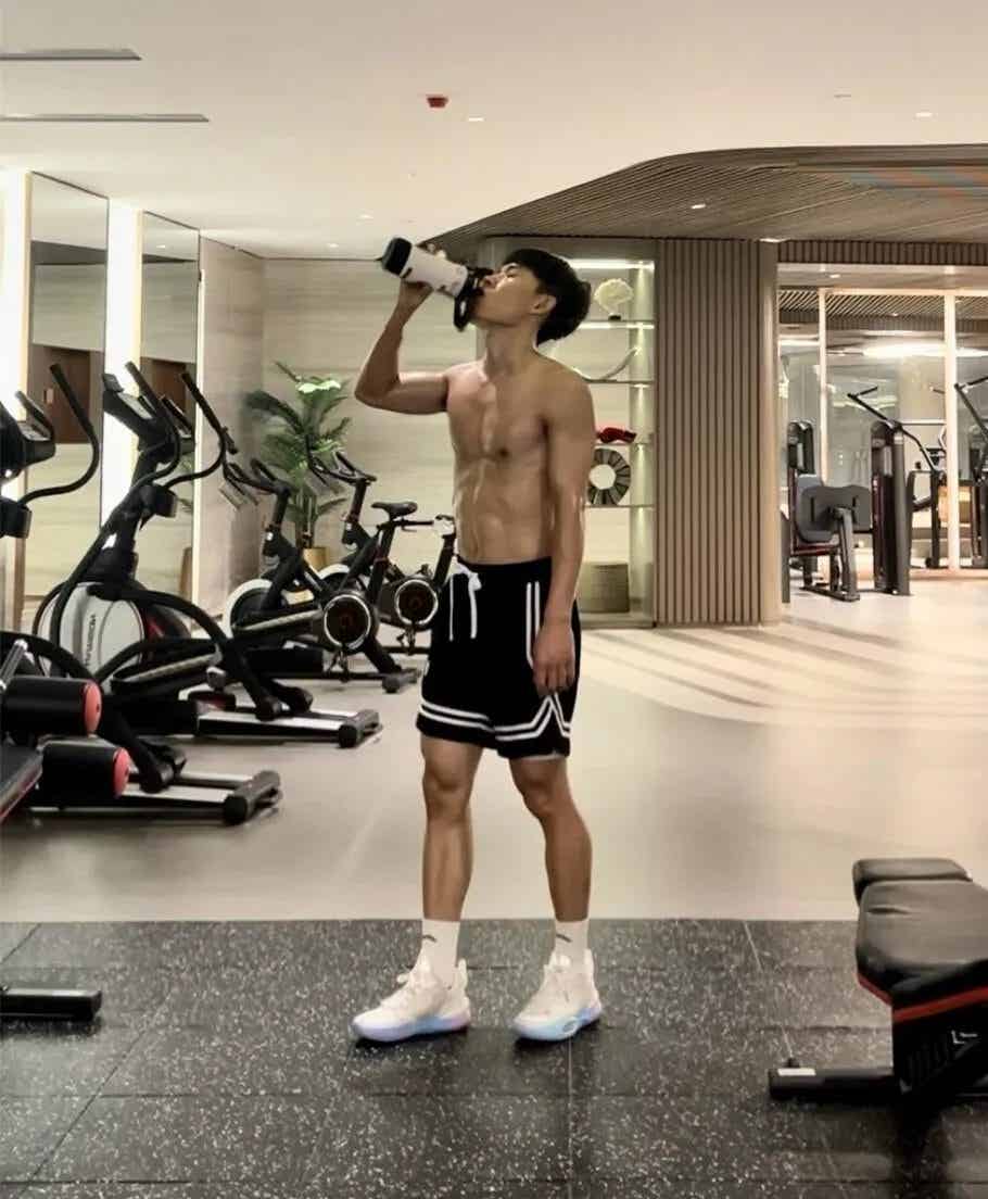 180cm 大汗淋漓的篮球体育生，八块腹肌居然湿了