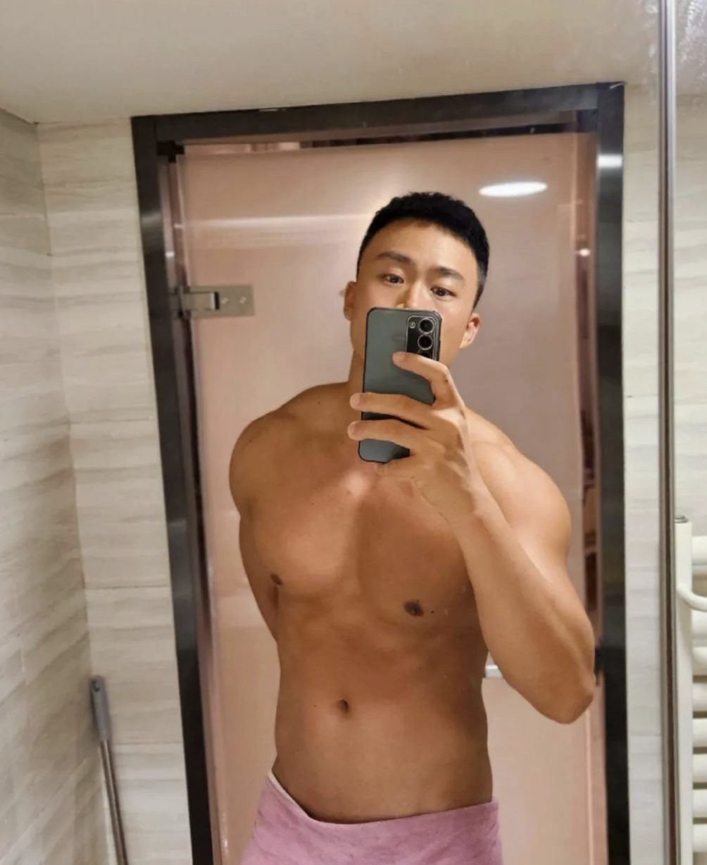  大鼻子肌肉男浴巾下的风采，太会拍照了！