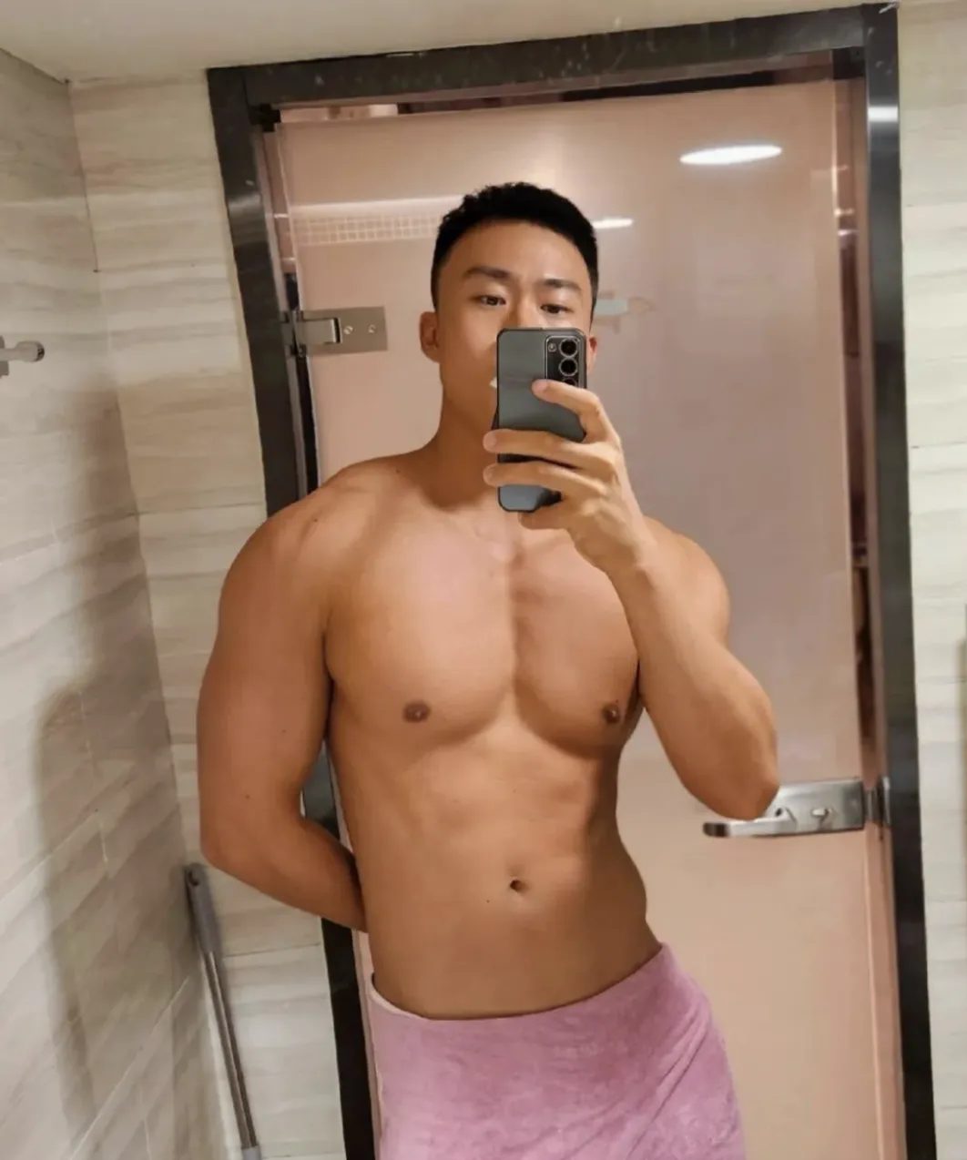  大鼻子肌肉男浴巾下的风采，太会拍照了！
