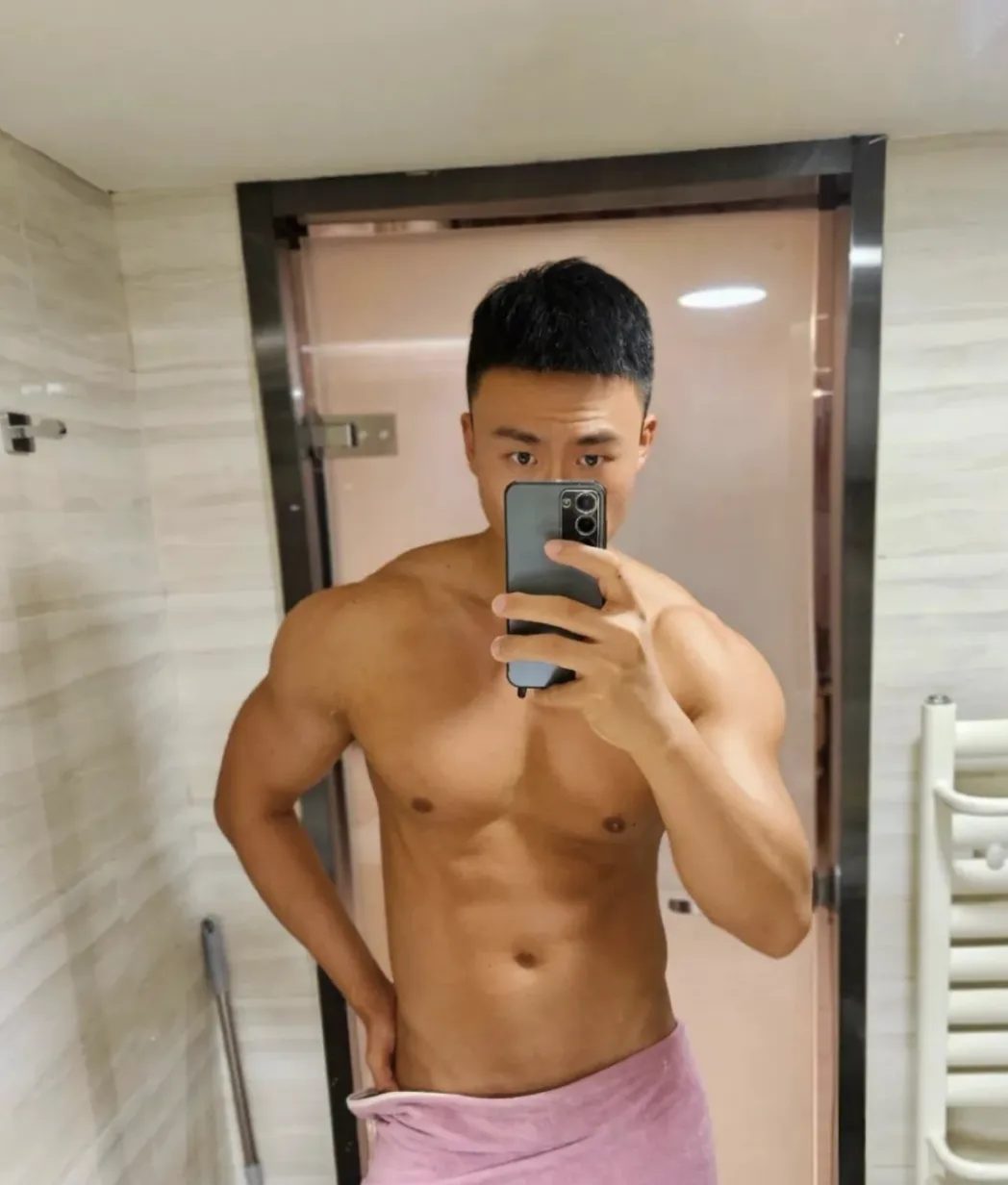  大鼻子肌肉男浴巾下的风采，太会拍照了！