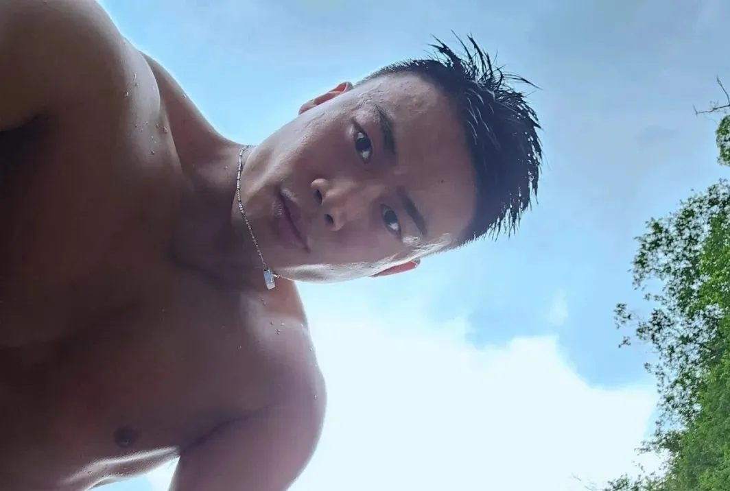  大鼻子肌肉男浴巾下的风采，太会拍照了！