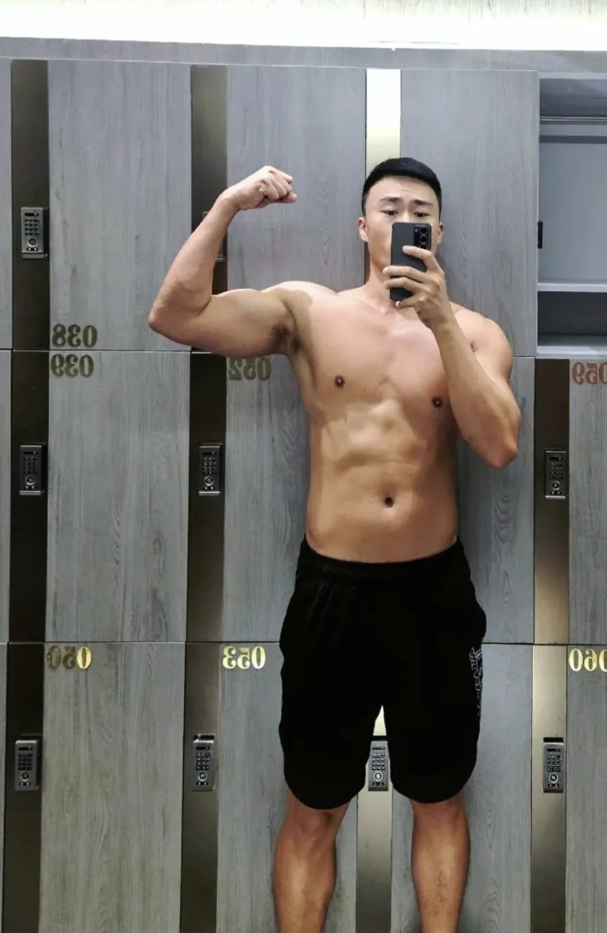  大鼻子肌肉男浴巾下的风采，太会拍照了！
