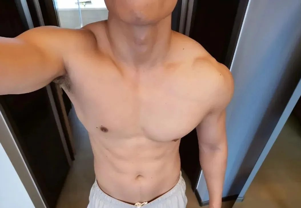  大鼻子肌肉男浴巾下的风采，太会拍照了！