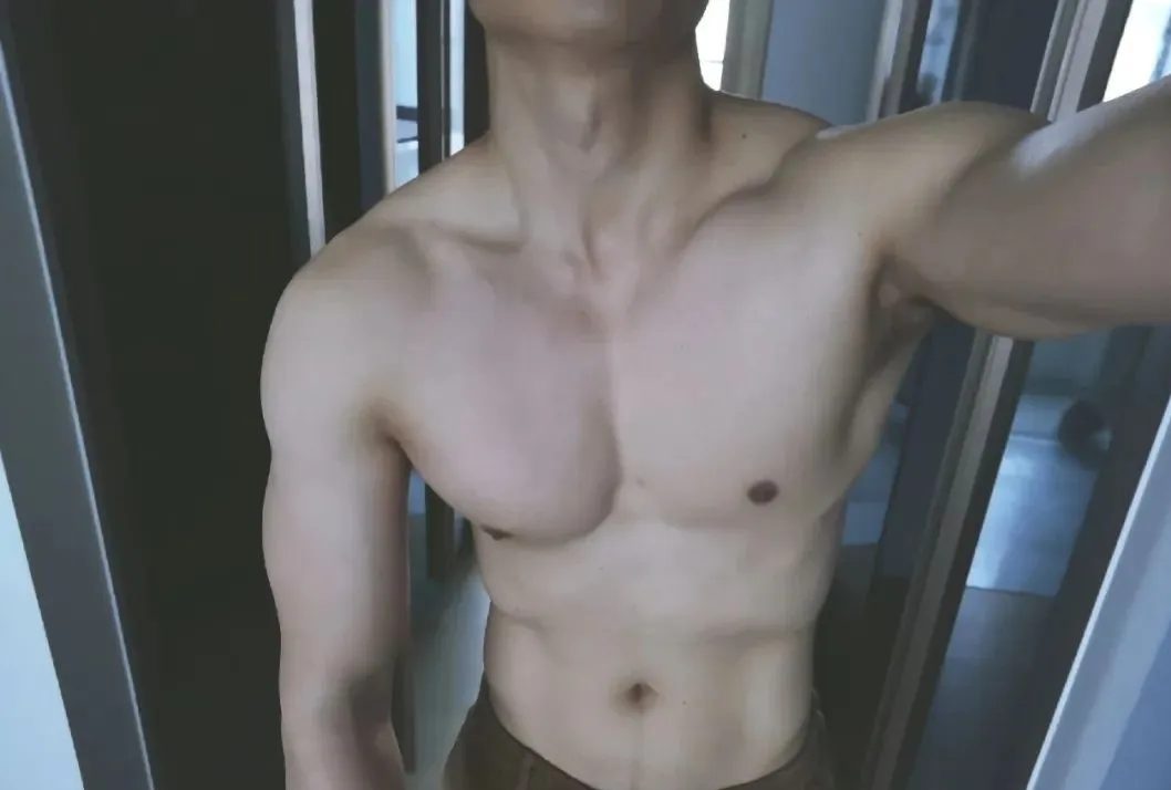  大鼻子肌肉男浴巾下的风采，太会拍照了！
