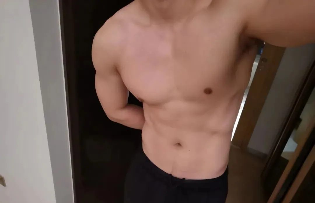  大鼻子肌肉男浴巾下的风采，太会拍照了！
