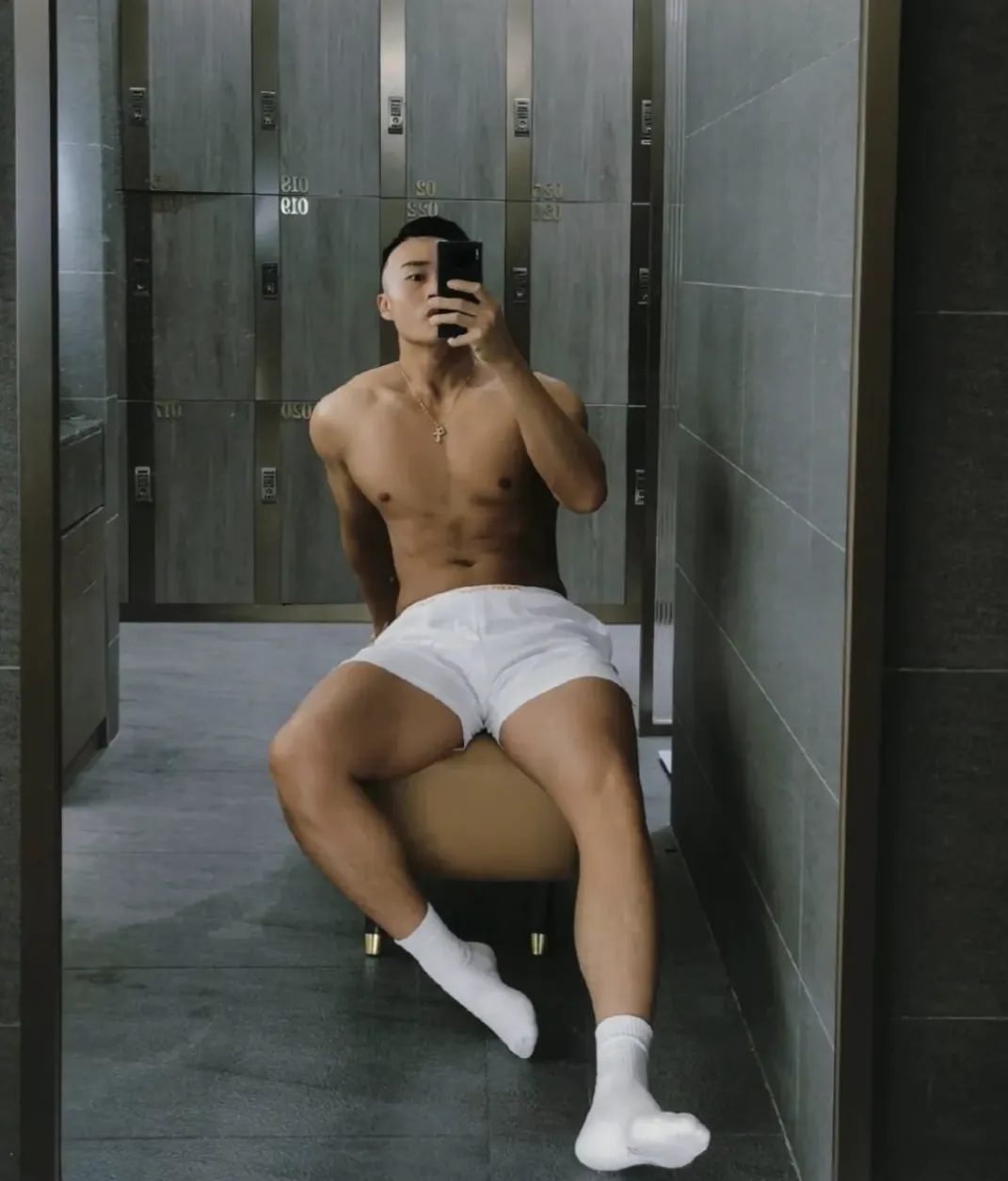 大鼻子肌肉男浴巾下的风采，太会拍照了！