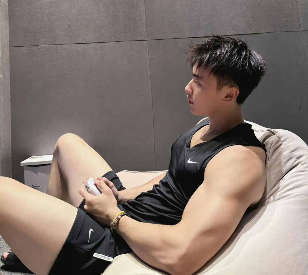 白嫩大长腿体育生在喝水，男朋友视角