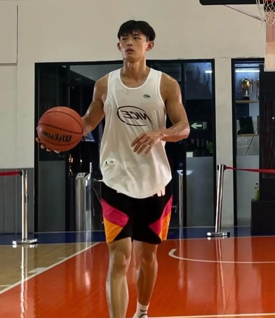 180cm 大汗淋漓的篮球体育生，八块腹肌居然湿了 