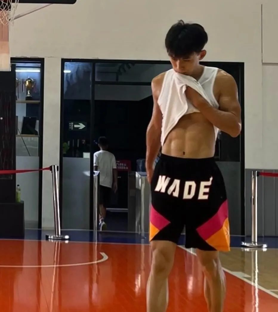 180cm 大汗淋漓的篮球体育生，八块腹肌居然湿了 