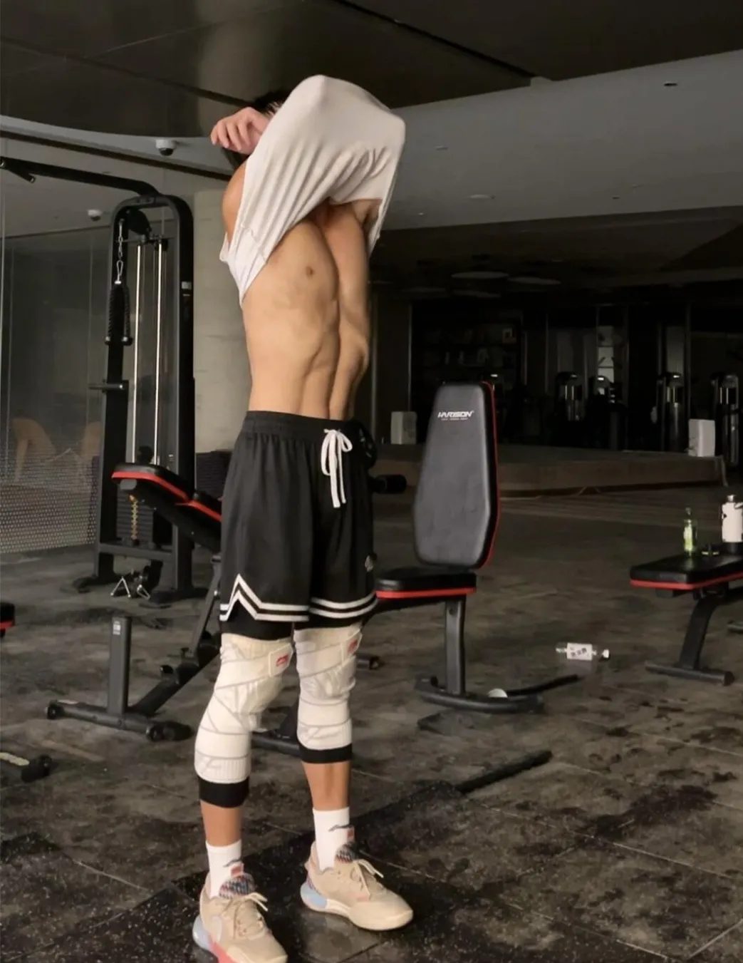 180cm 大汗淋漓的篮球体育生，八块腹肌居然湿了 