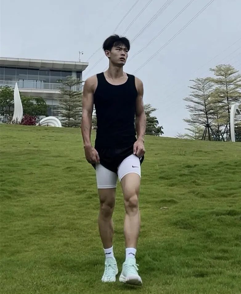 180cm 大汗淋漓的篮球体育生，八块腹肌居然湿了 