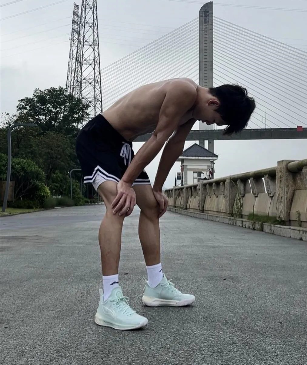 180cm 大汗淋漓的篮球体育生，八块腹肌居然湿了 
