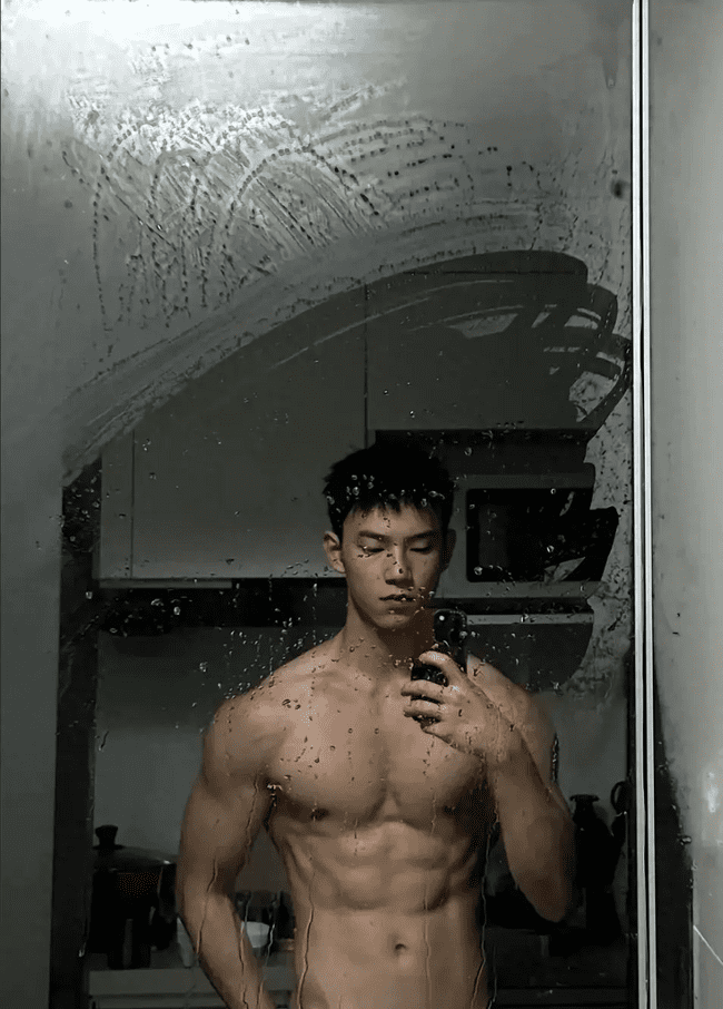  成都 00 后直男肌肉男神，日常身材太硬了！