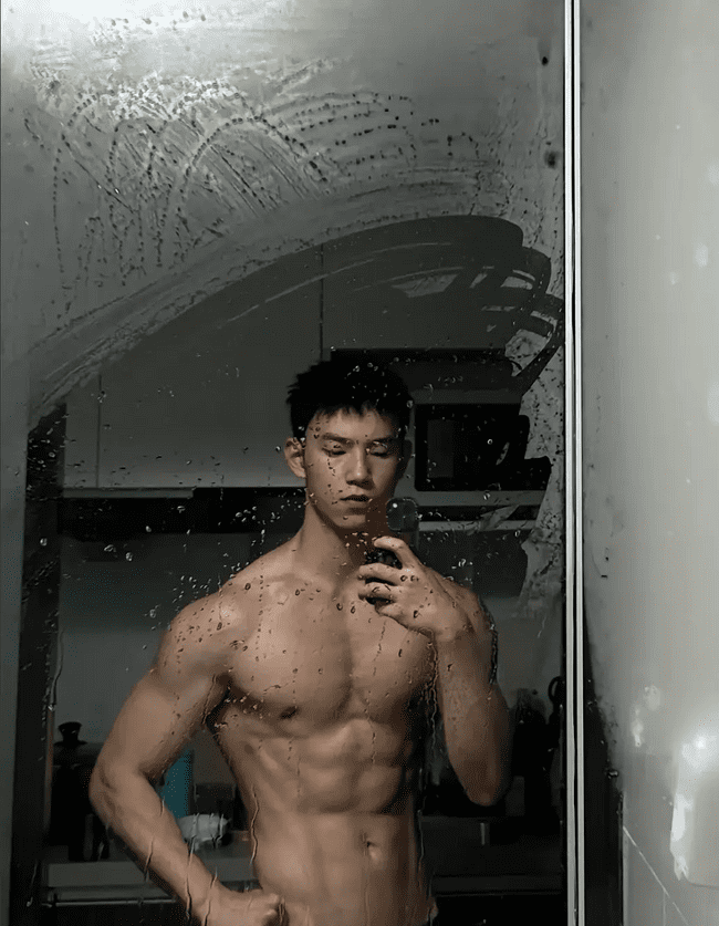  成都 00 后直男肌肉男神，日常身材太硬了！