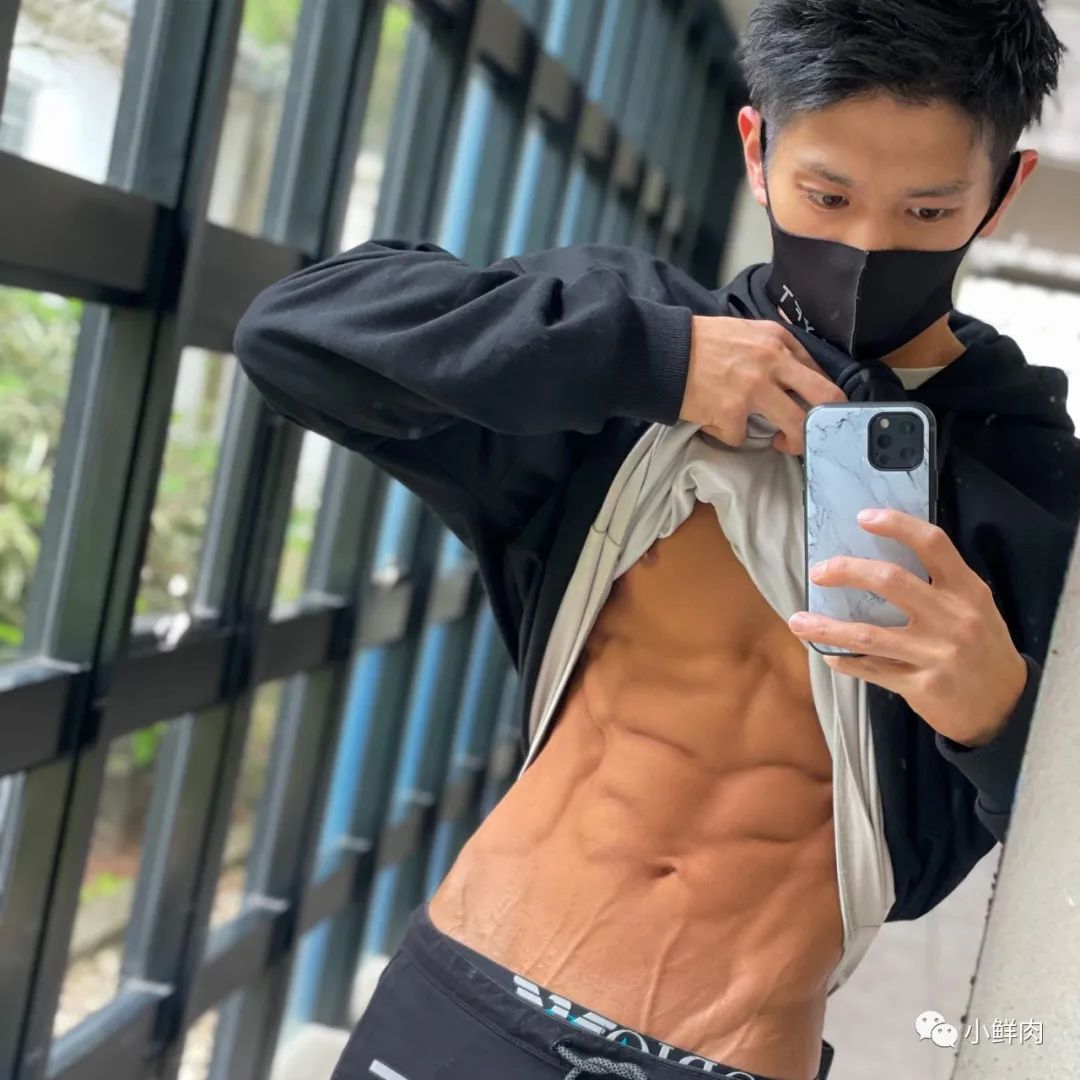 推特网红肌肉爸爸私教课卖五百，约的都是男顾客值吗？