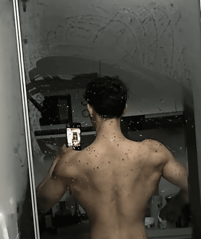  成都 00 后直男肌肉男神，日常身材太硬了！