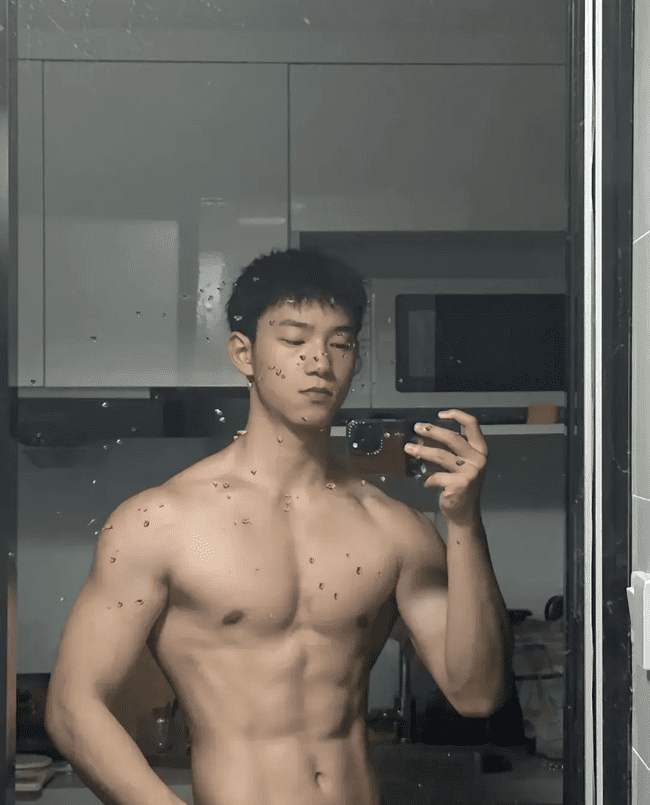  成都 00 后直男肌肉男神，日常身材太硬了！