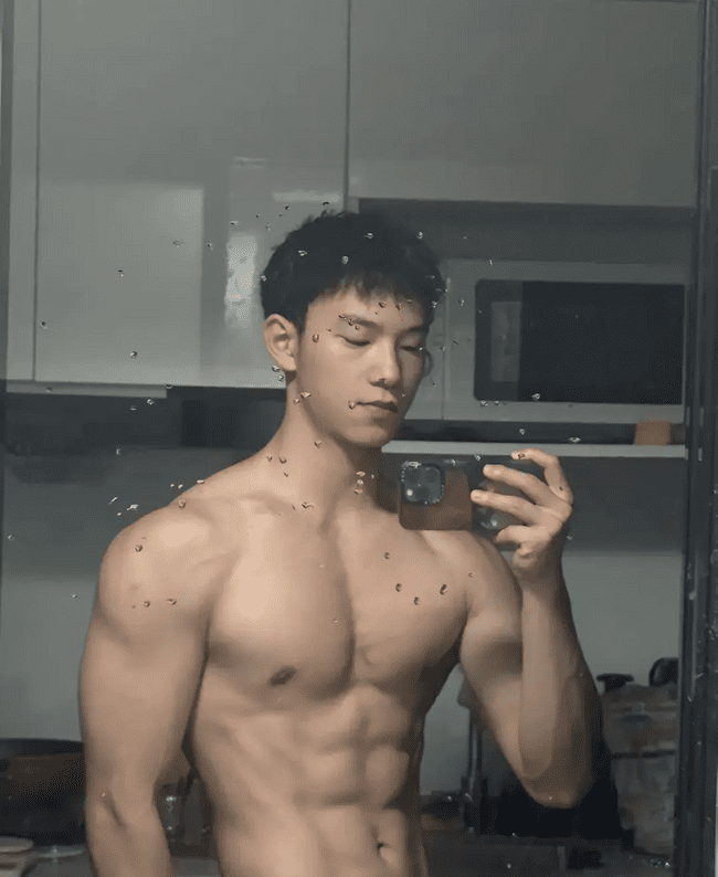  成都 00 后直男肌肉男神，日常身材太硬了！