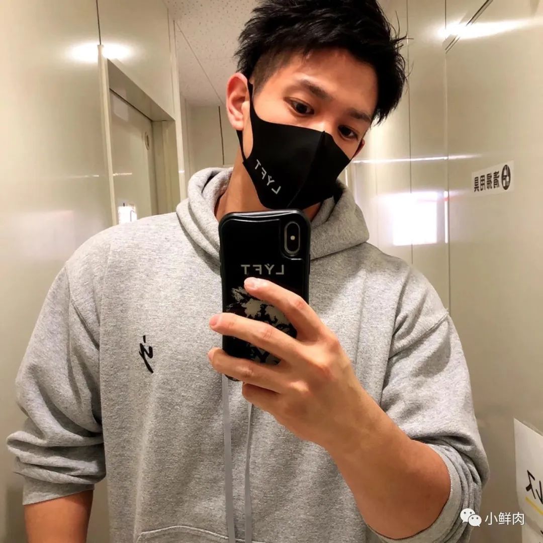 推特网红肌肉爸爸私教课卖五百，约的都是男顾客值吗？