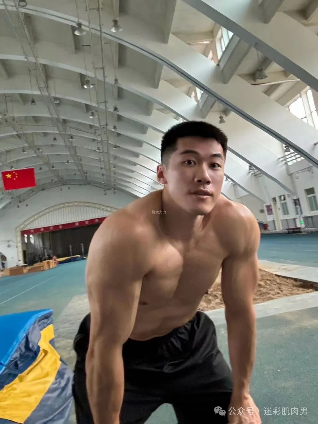  洗澡间自拍私照流出的翘臀男居然是他？不打码爆棚了！