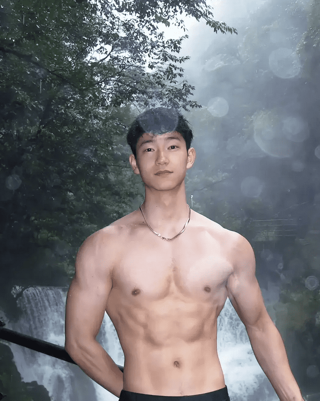  成都 00 后直男肌肉男神，日常身材太硬了！