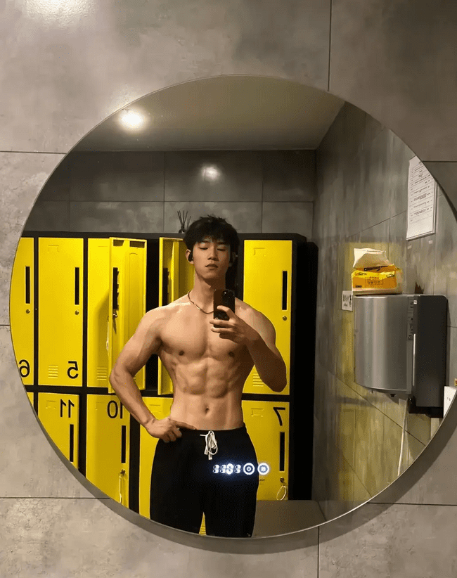  成都 00 后直男肌肉男神，日常身材太硬了！