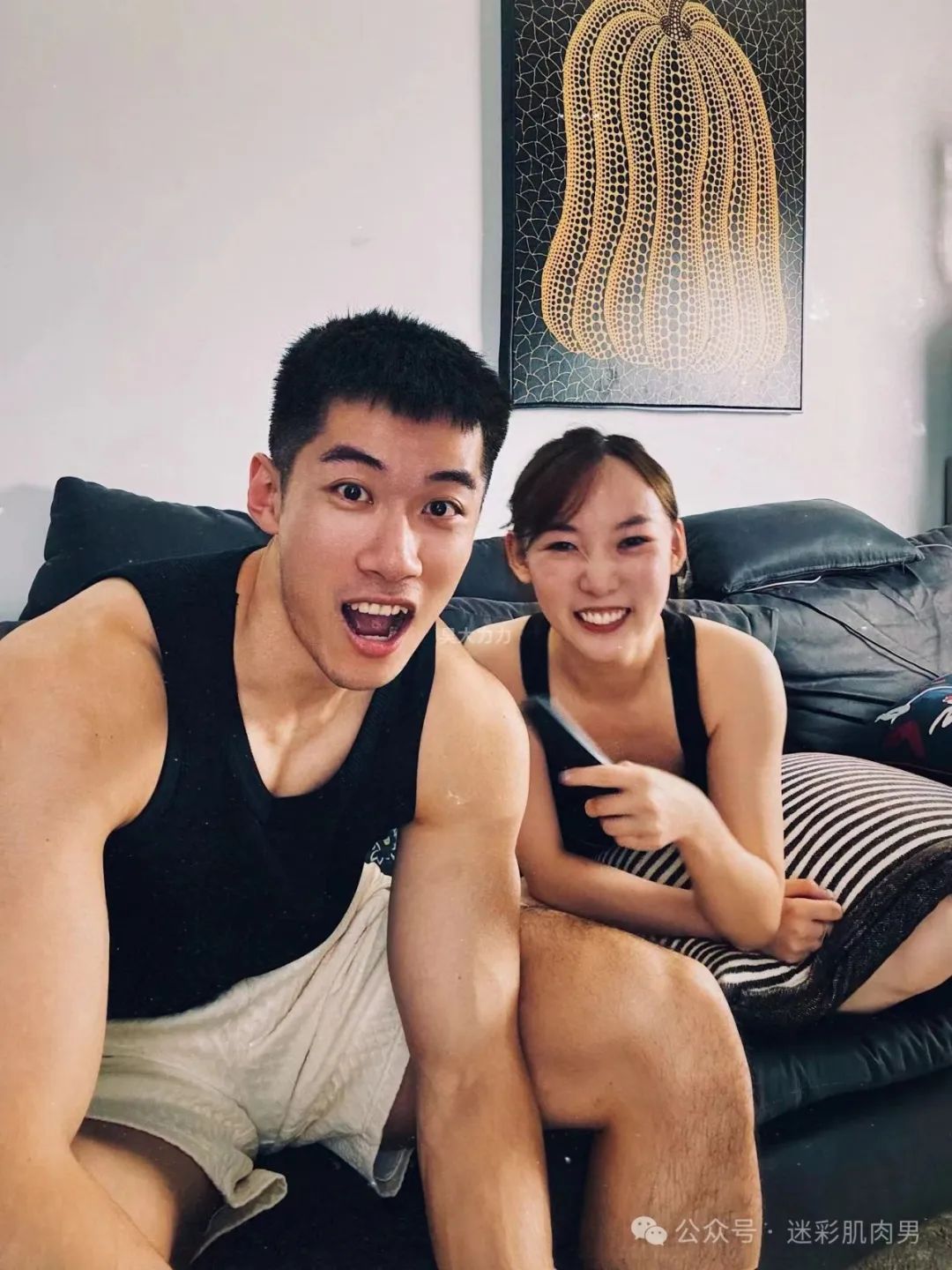  洗澡间自拍私照流出的翘臀男居然是他？不打码爆棚了！