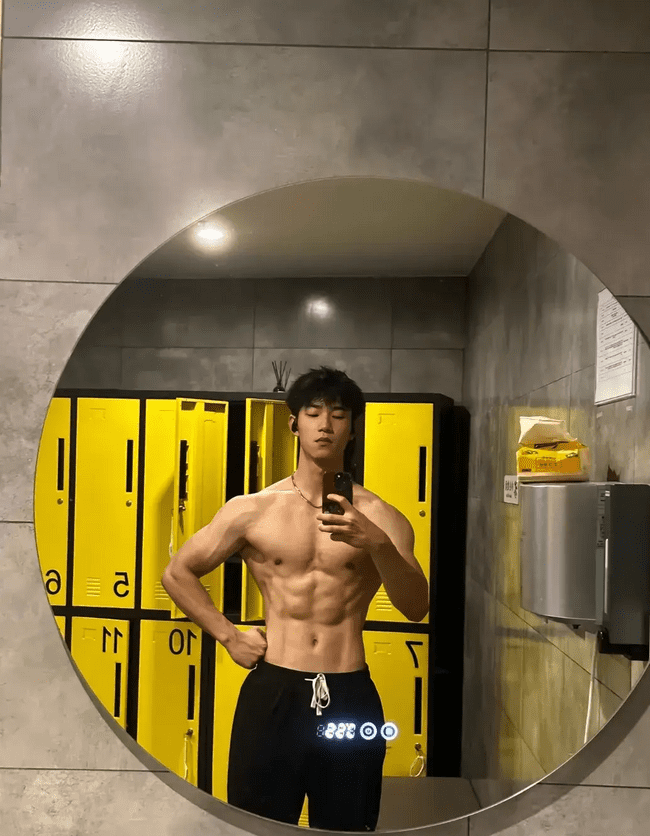  成都 00 后直男肌肉男神，日常身材太硬了！