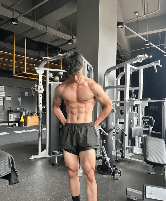  成都 00 后直男肌肉男神，日常身材太硬了！