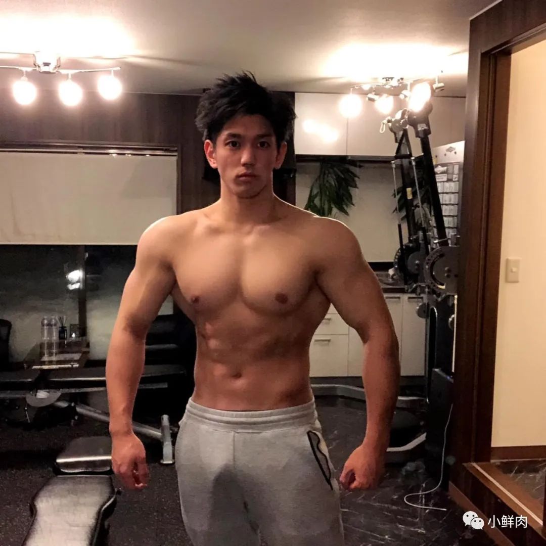 推特网红肌肉爸爸私教课卖五百，约的都是男顾客值吗？