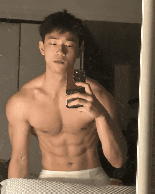  成都 00 后直男肌肉男神，日常身材太硬了！