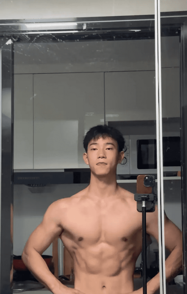  成都 00 后直男肌肉男神，日常身材太硬了！