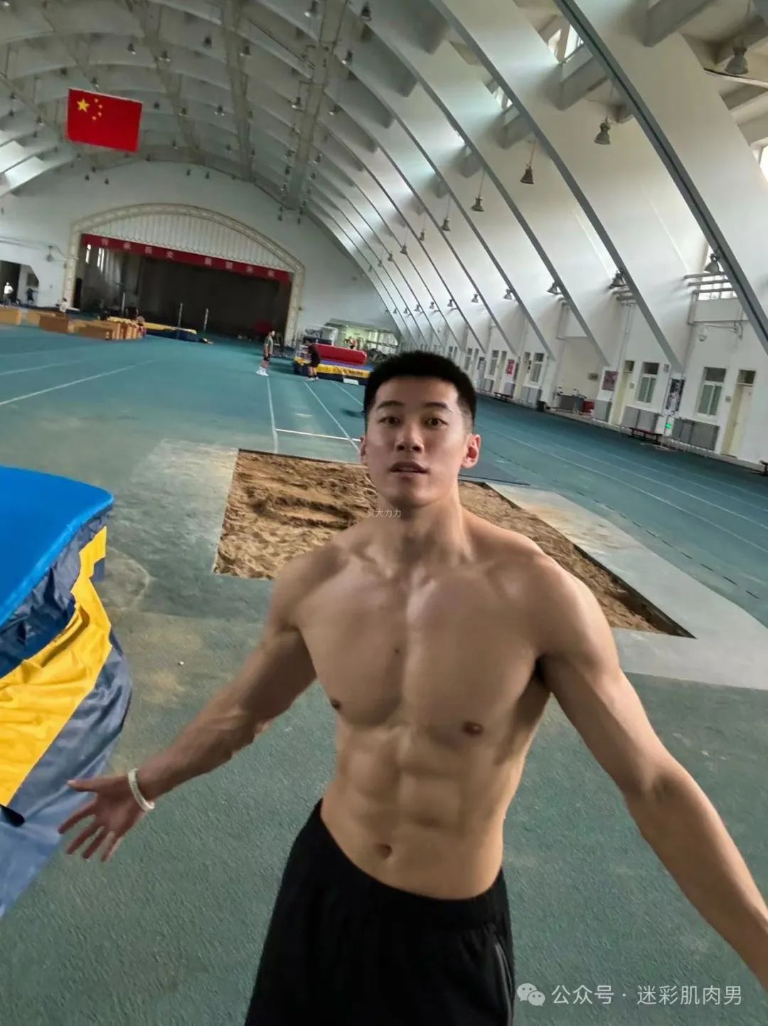  洗澡间自拍私照流出的翘臀男居然是他？不打码爆棚了！