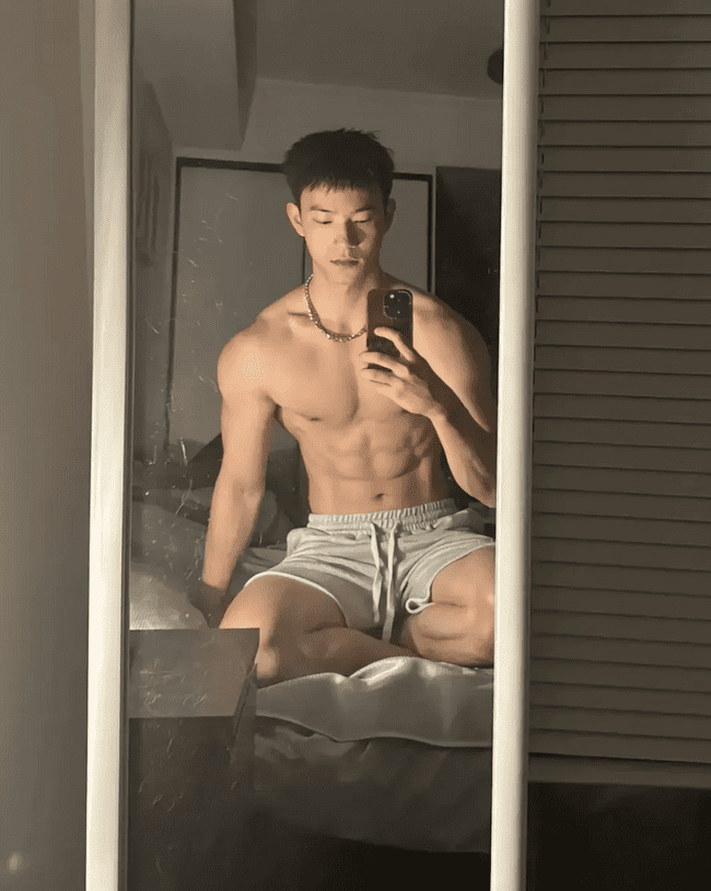  成都 00 后直男肌肉男神，日常身材太硬了！