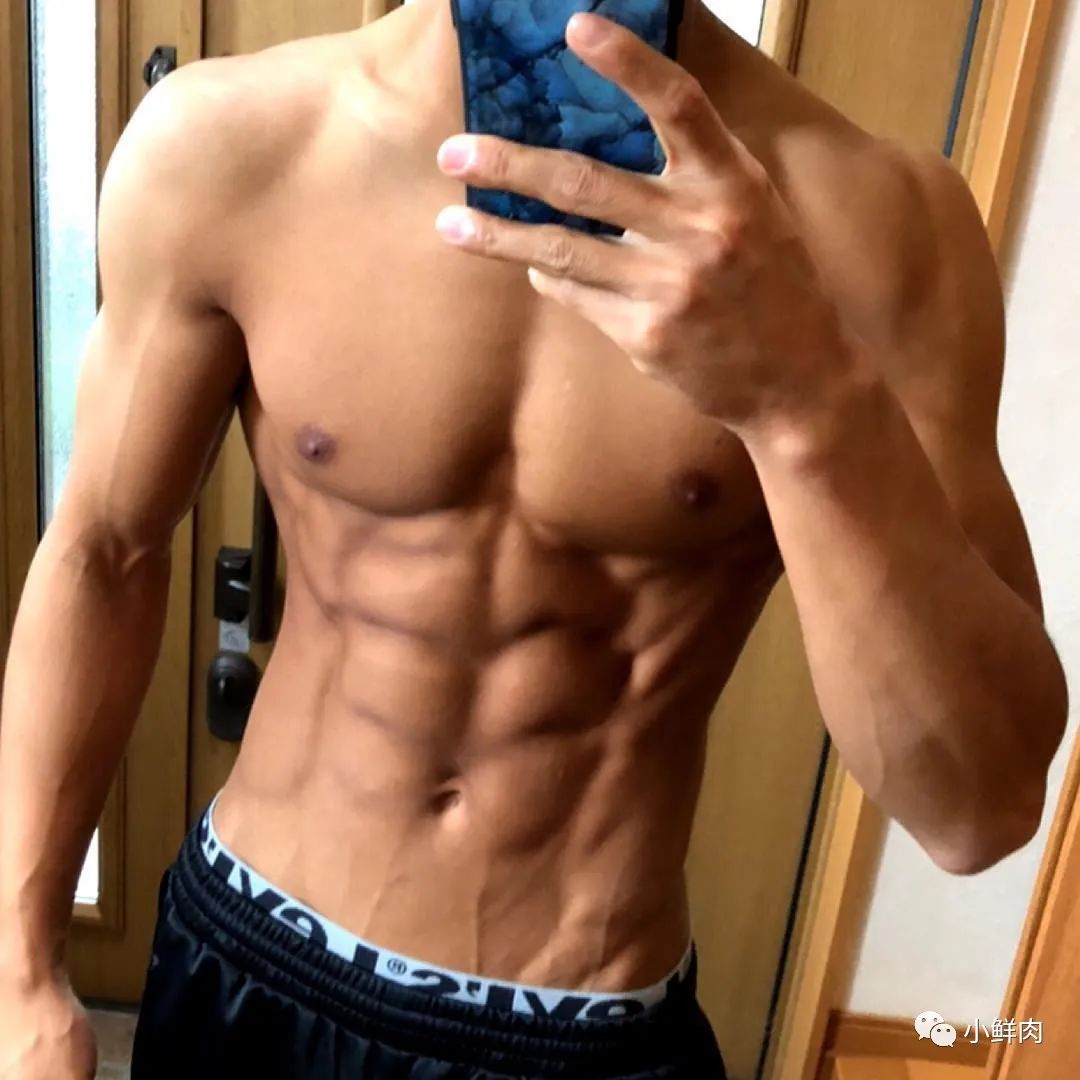 推特网红肌肉爸爸私教课卖五百，约的都是男顾客值吗？