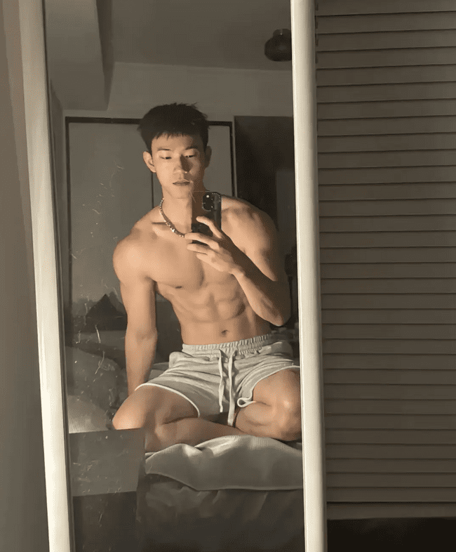  成都 00 后直男肌肉男神，日常身材太硬了！