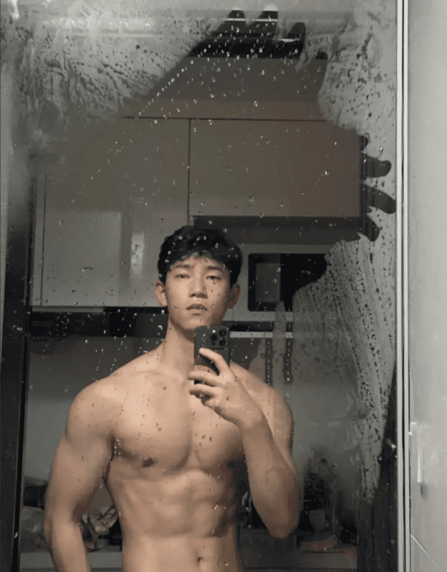  成都 00 后直男肌肉男神，日常身材太硬了！