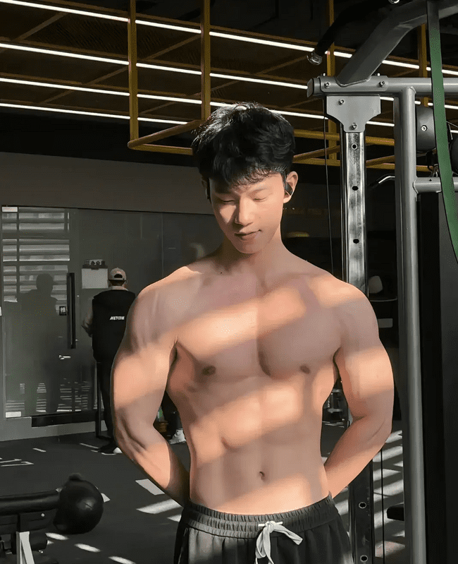  成都 00 后直男肌肉男神，日常身材太硬了！